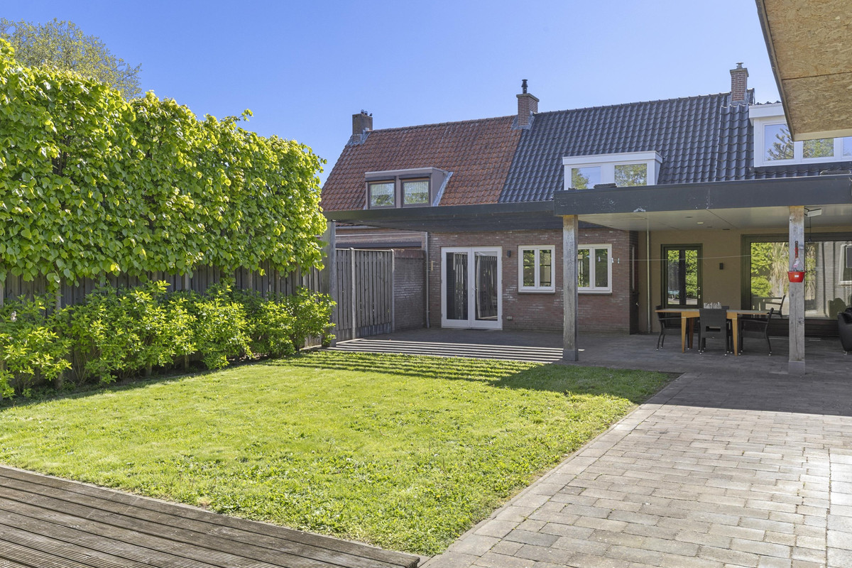 Twee-onder-één-kap te koop: Venusstraat 5, Geleen