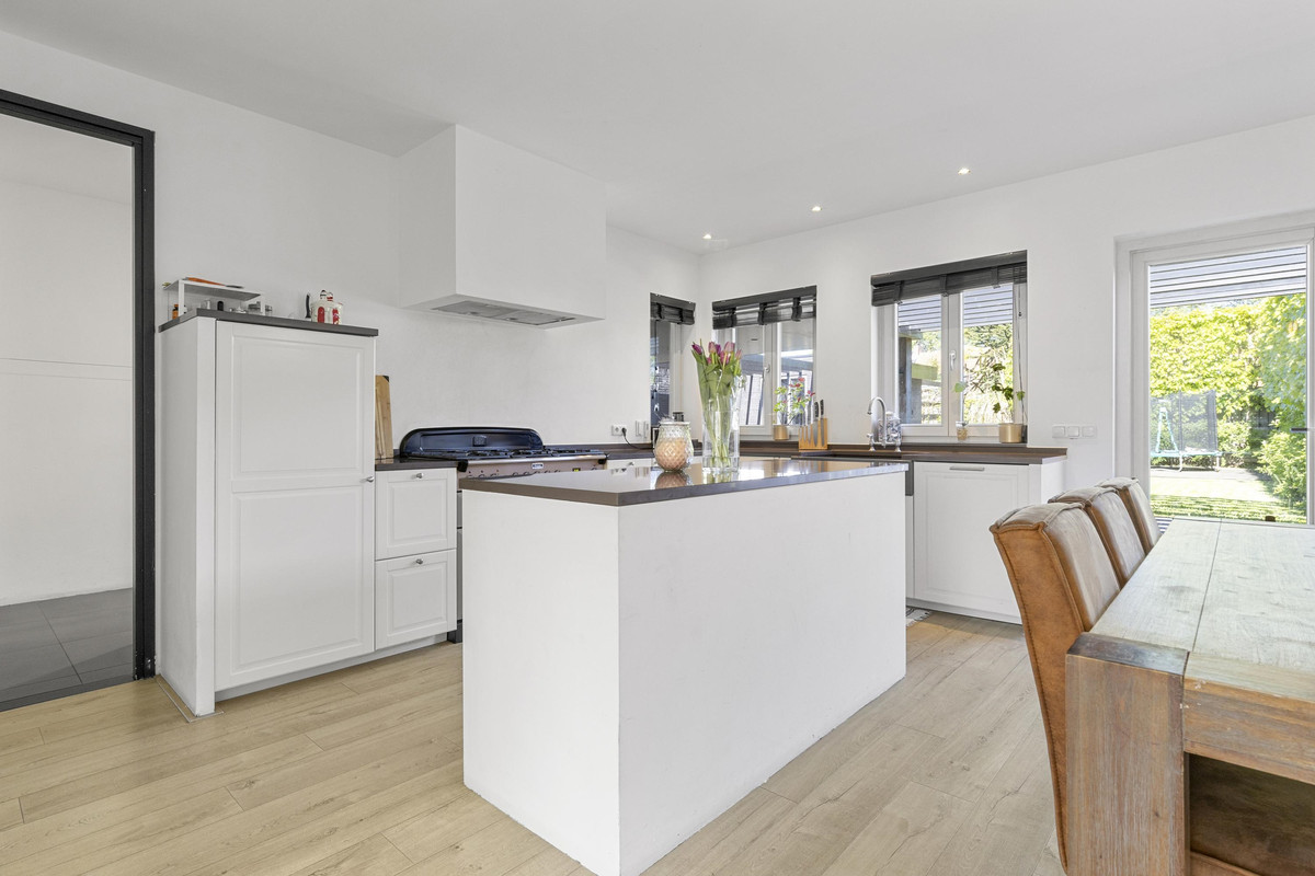 Twee-onder-één-kap te koop: Venusstraat 5, Geleen