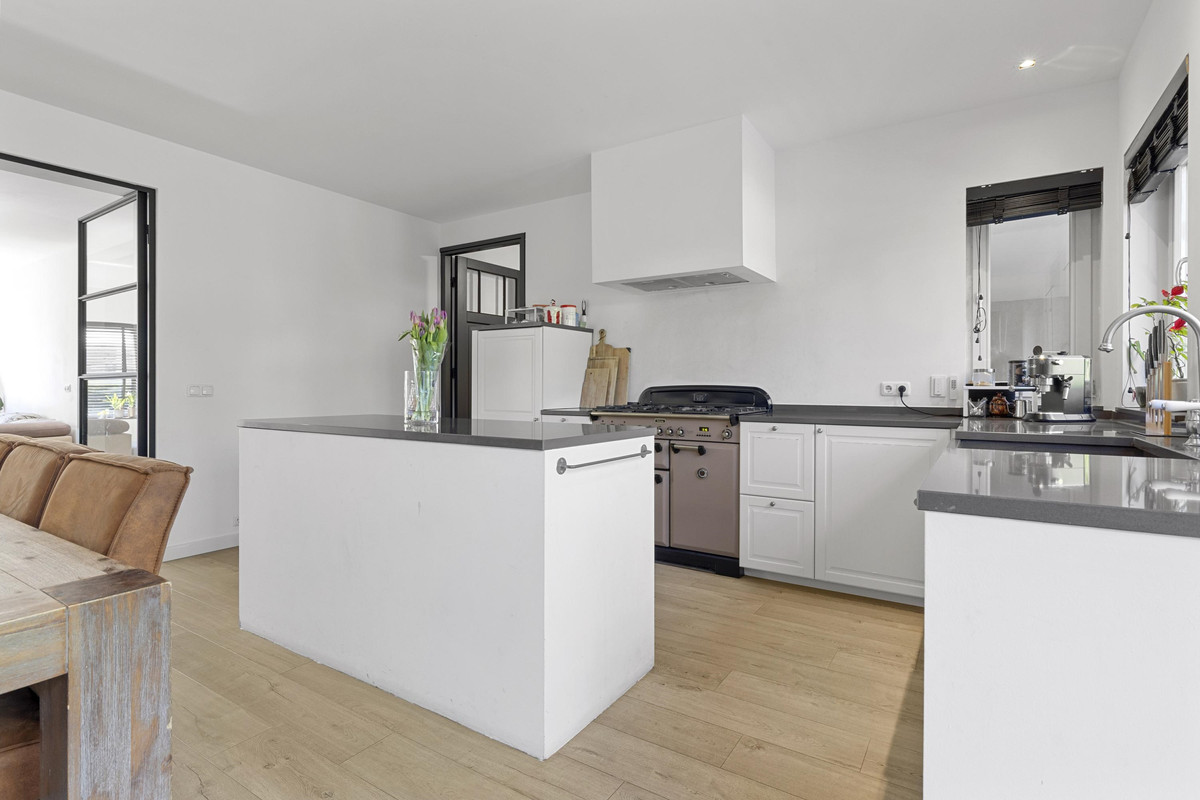 Twee-onder-één-kap te koop: Venusstraat 5, Geleen