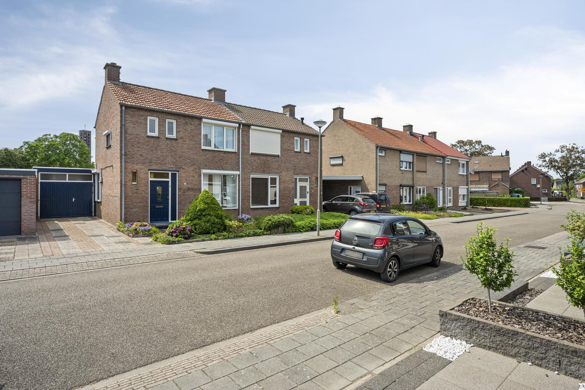 Twee-onder-één-kap te koop: Pastoor Janssenlaan 10, Obbicht