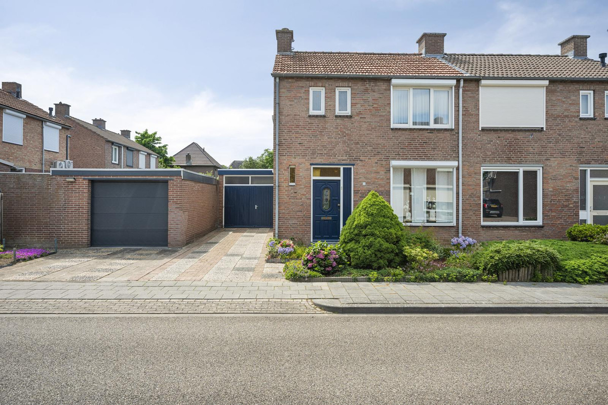Twee-onder-één-kap te koop: Pastoor Janssenlaan 10, Obbicht