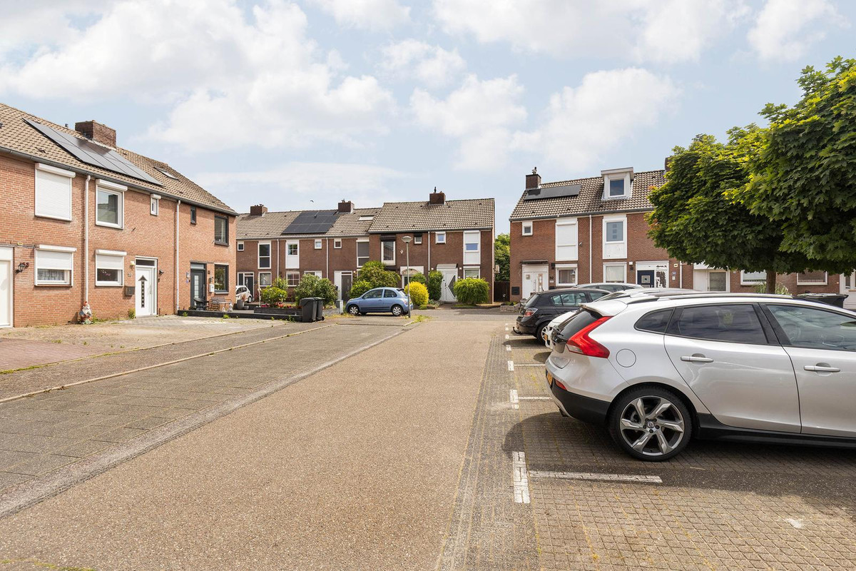 Tussenwoning te koop: Schuttersdreef 100, Elsloo