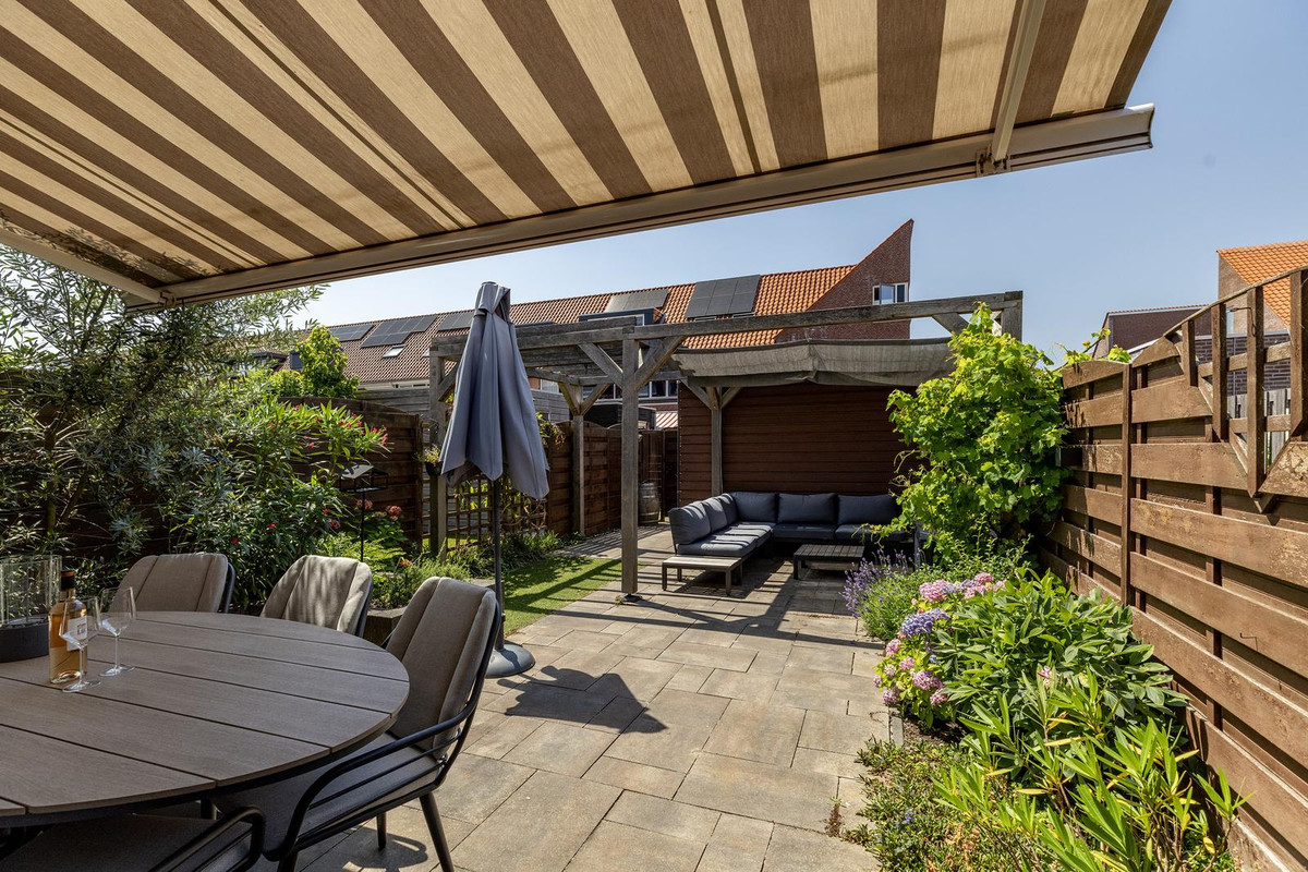 Hoekwoning te koop: Laurens van Kuikstraat 1, Rotterdam