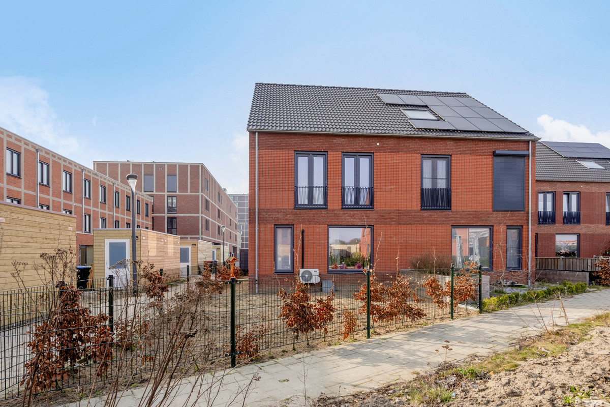 Twee-onder-één-kap te koop: Stalhof 7, Dronten