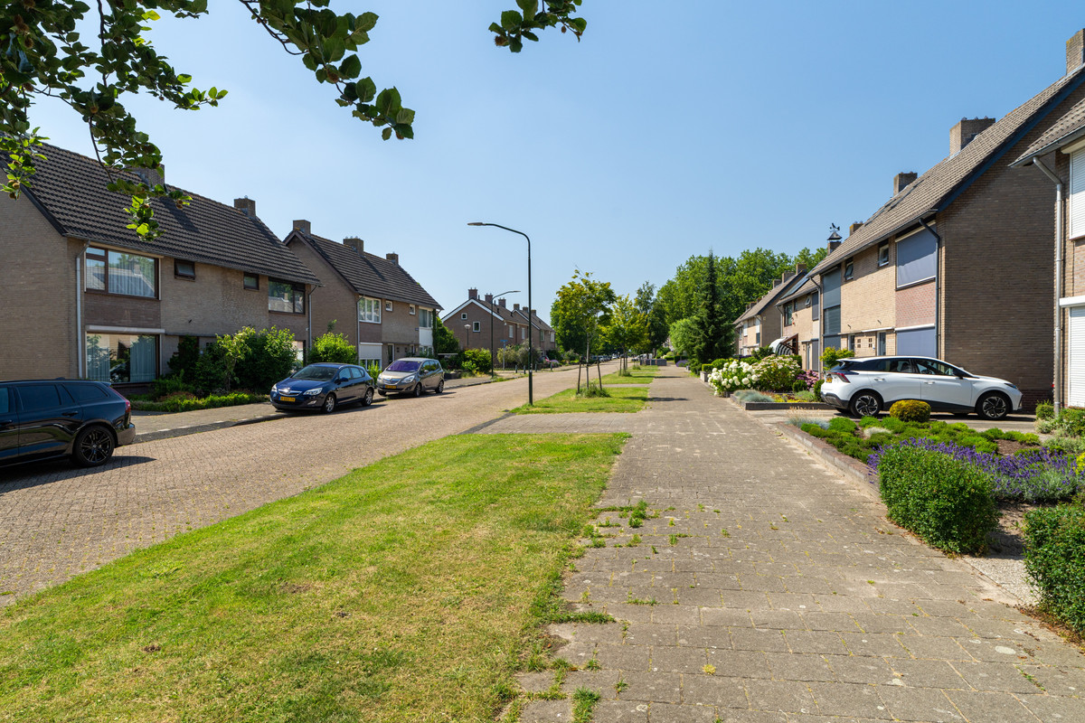 Twee-onder-één-kap te koop: Anemoonlaan 11, Raamsdonksveer