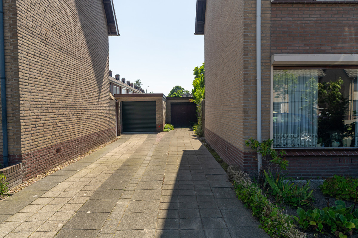 Twee-onder-één-kap te koop: Anemoonlaan 11, Raamsdonksveer