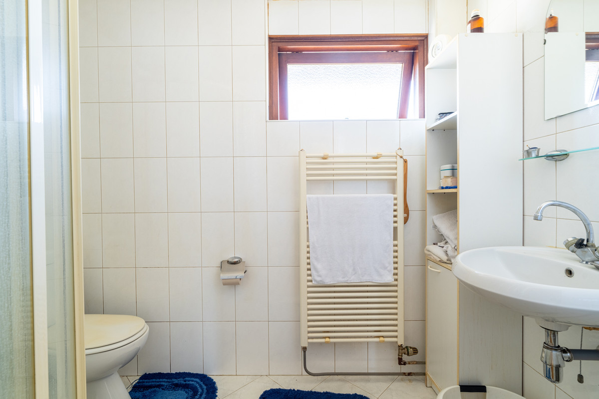 Twee-onder-één-kap te koop: Anemoonlaan 11, Raamsdonksveer