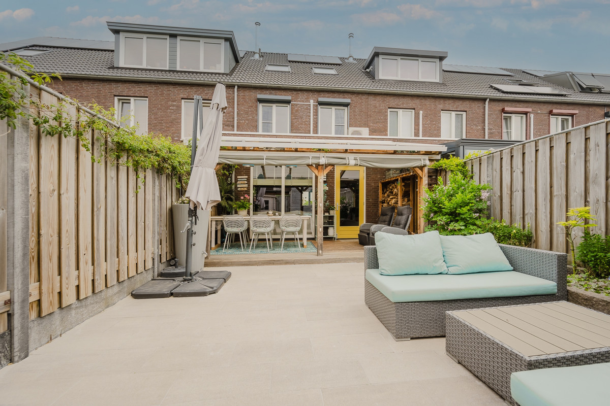 Tussenwoning te koop: Parelvissersstraat 44, Hoogvliet Rotterdam