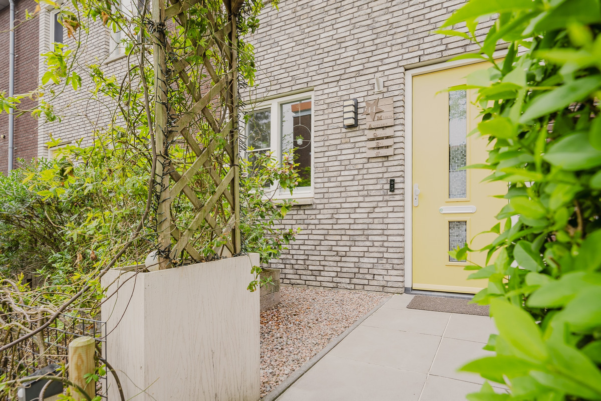 Tussenwoning te koop: Parelvissersstraat 44, Hoogvliet Rotterdam