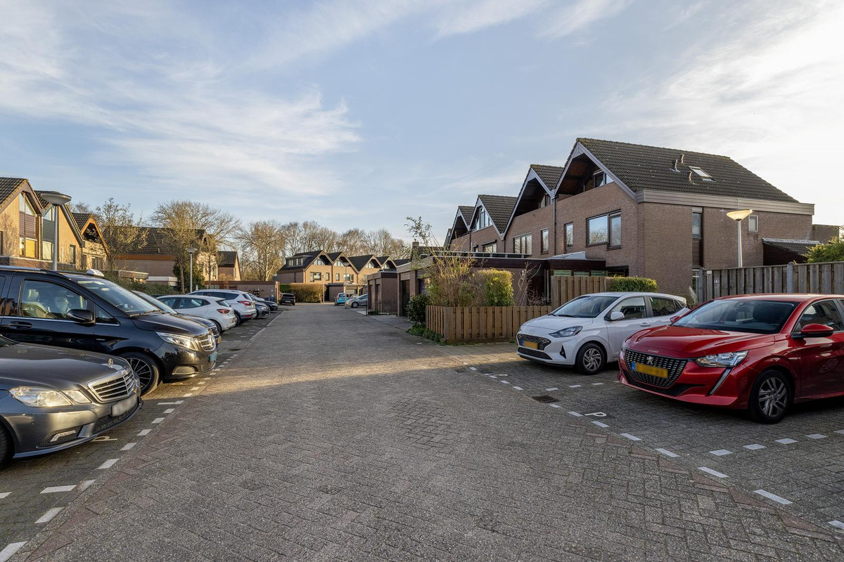 Tussenwoning te koop: Roos van Dekama erf 15, Capelle Aan Den Ijssel