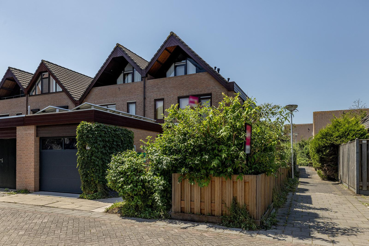 Tussenwoning te koop: Roos van Dekama erf 15, Capelle Aan Den Ijssel