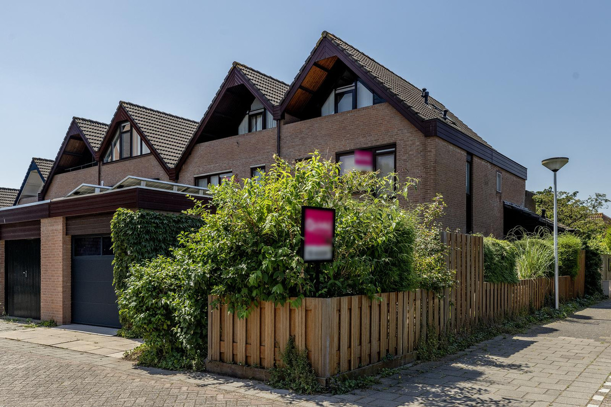 Tussenwoning te koop: Roos van Dekama erf 15, Capelle Aan Den Ijssel