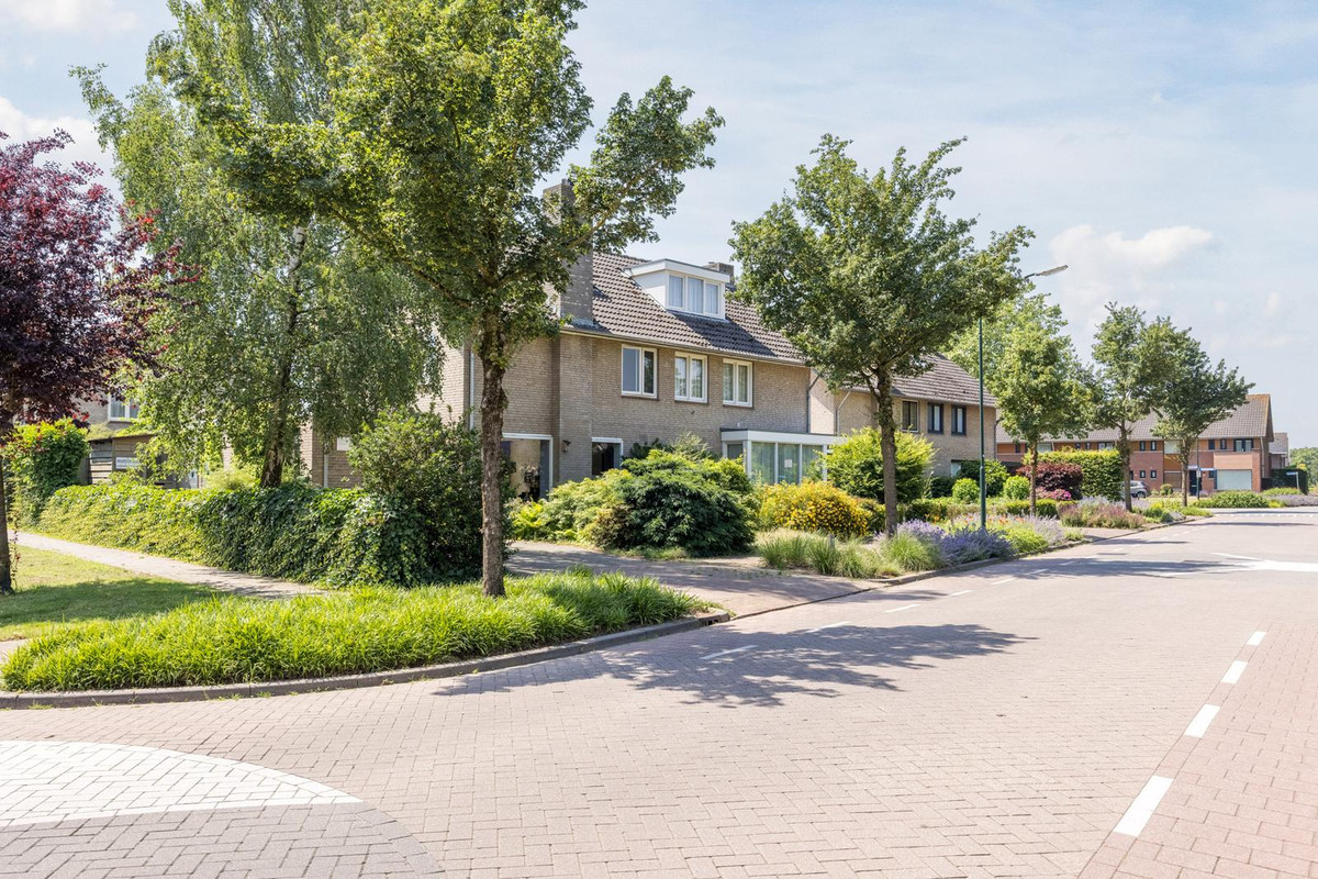 Hoekwoning te koop: Valentina Tereshkovastraat 8, Hilvarenbeek