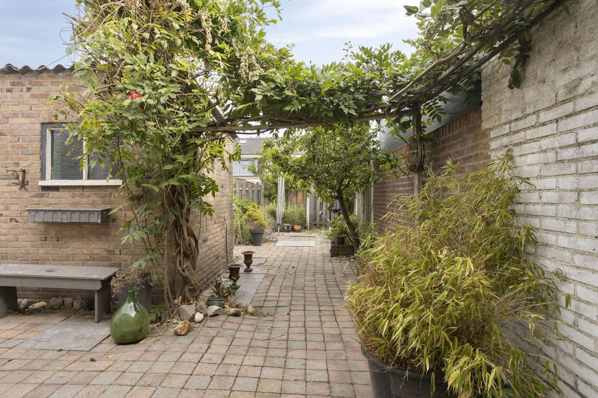 Tussenwoning te koop: Wethouder Jonkersstraat 48, Halsteren