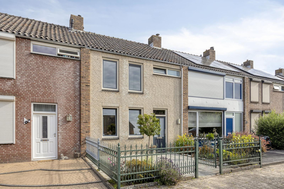 Tussenwoning te koop: Wethouder Jonkersstraat 48, Halsteren