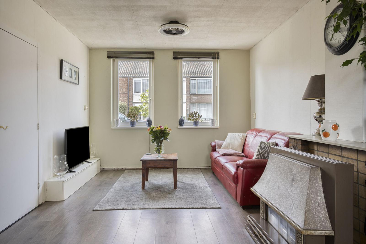 Tussenwoning te koop: Wethouder Jonkersstraat 48, Halsteren