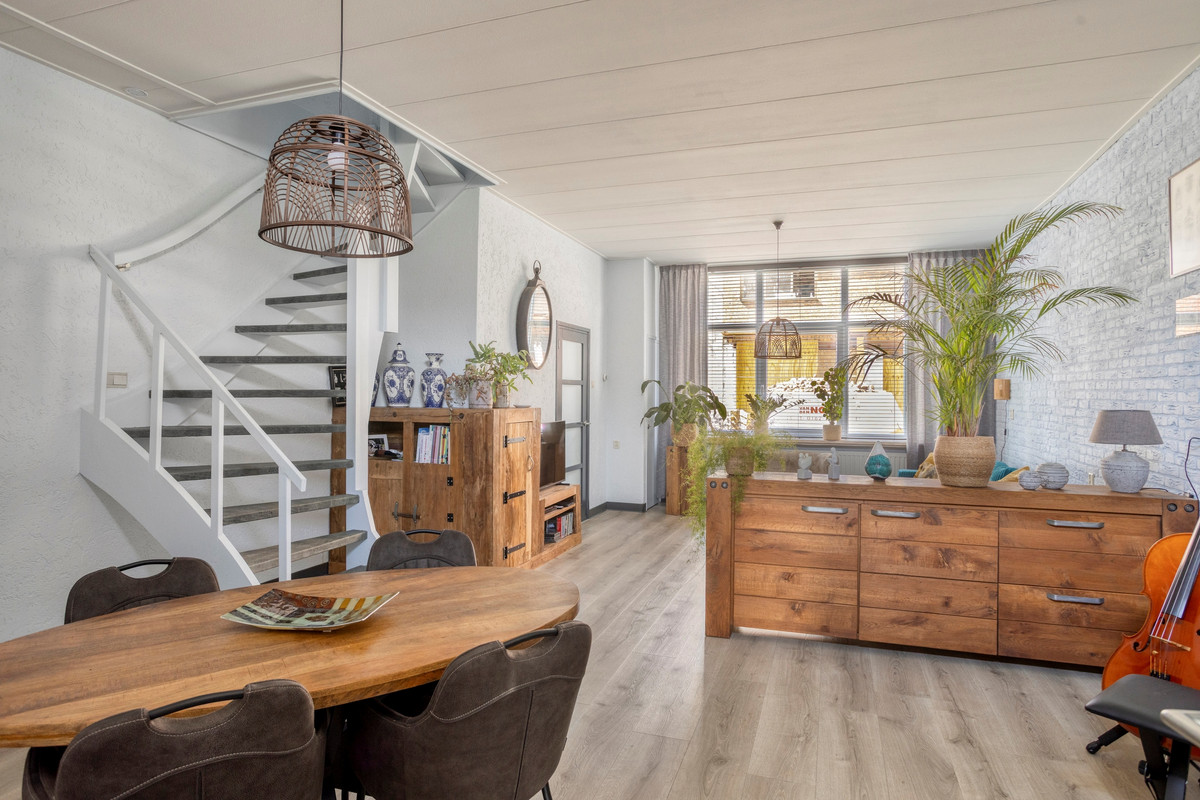 Tussenwoning te koop: Burgemeester Van Hasseltstraat 35, Bergen Op Zoom