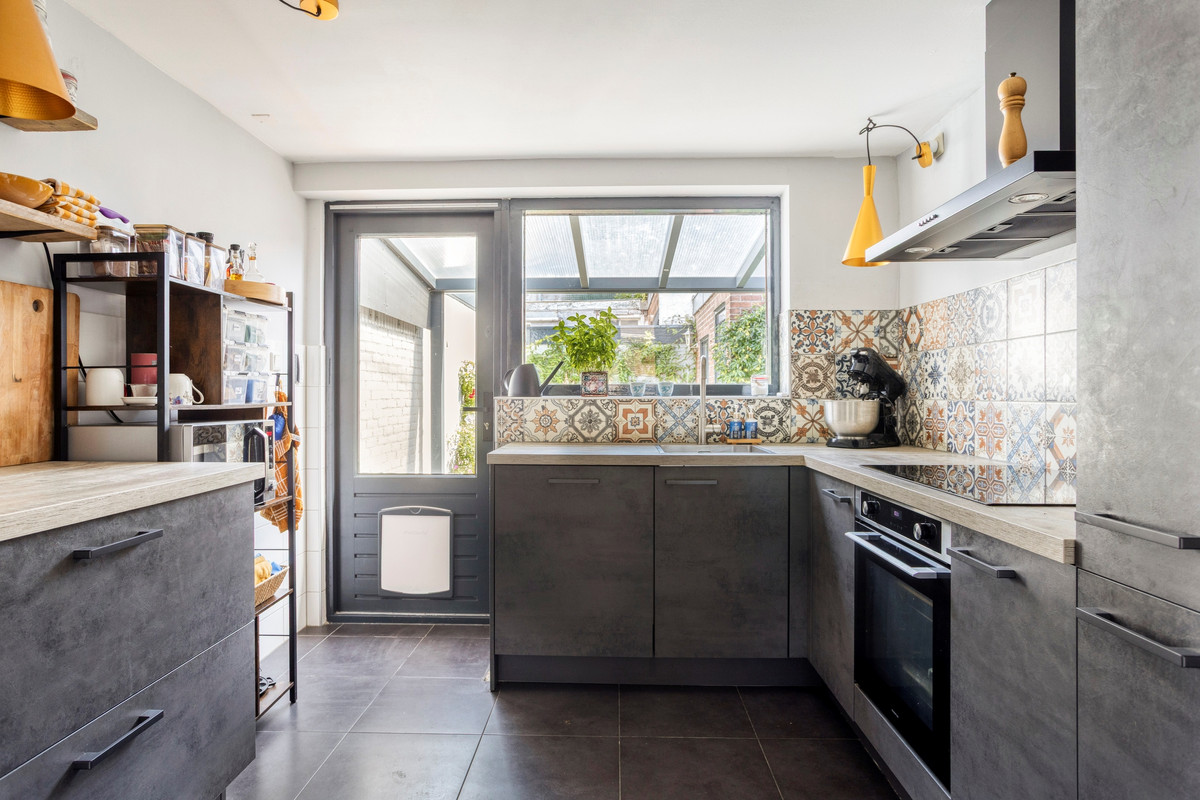Tussenwoning te koop: Burgemeester Van Hasseltstraat 35, Bergen Op Zoom