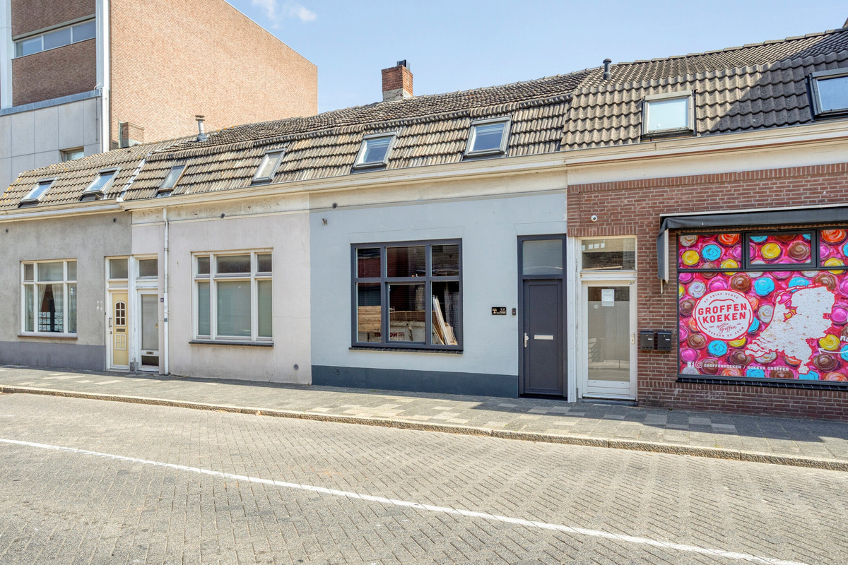 Tussenwoning te koop: Burgemeester Van Hasseltstraat 35, Bergen Op Zoom