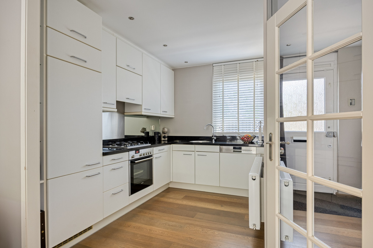 Tussenwoning te koop: Lemsteraakwerf 5, Leiden