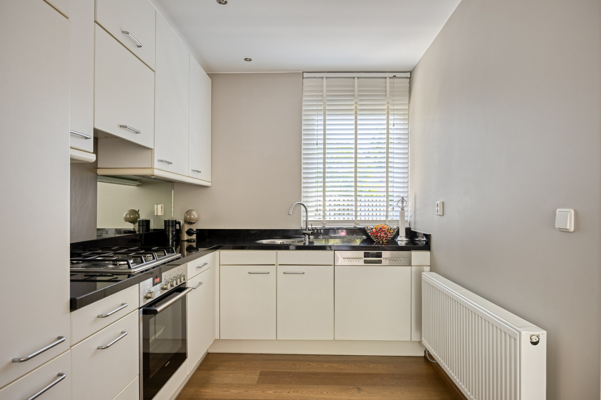 Tussenwoning te koop: Lemsteraakwerf 5, Leiden