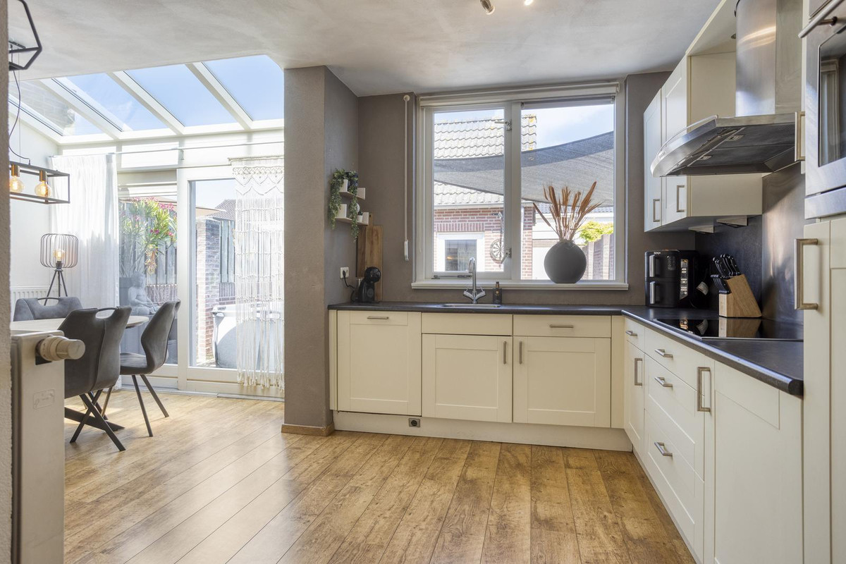Tussenwoning te koop: Wethouder Jonkersstraat 50, Halsteren