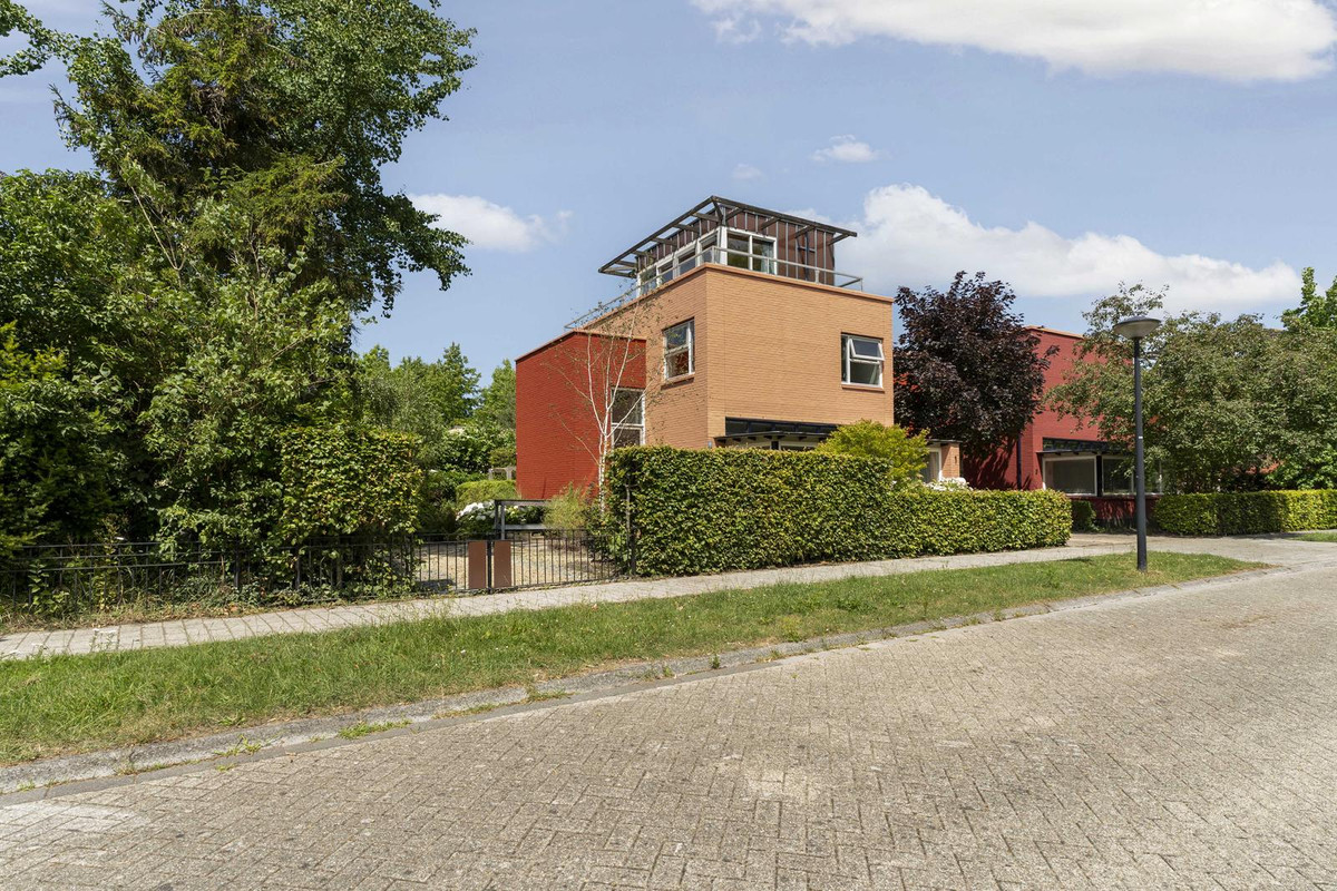 Twee-onder-één-kap te koop: Robijnplantsoen 1, Almere