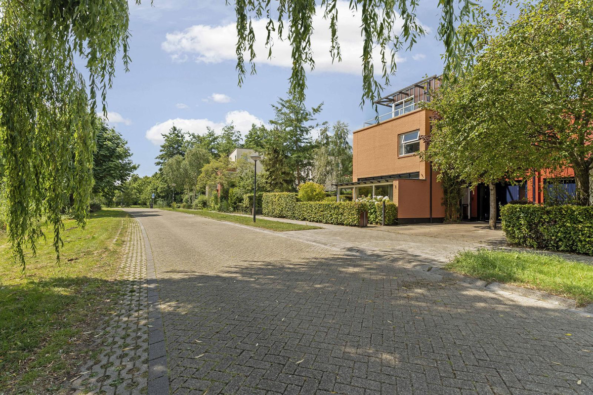 Twee-onder-één-kap te koop: Robijnplantsoen 1, Almere