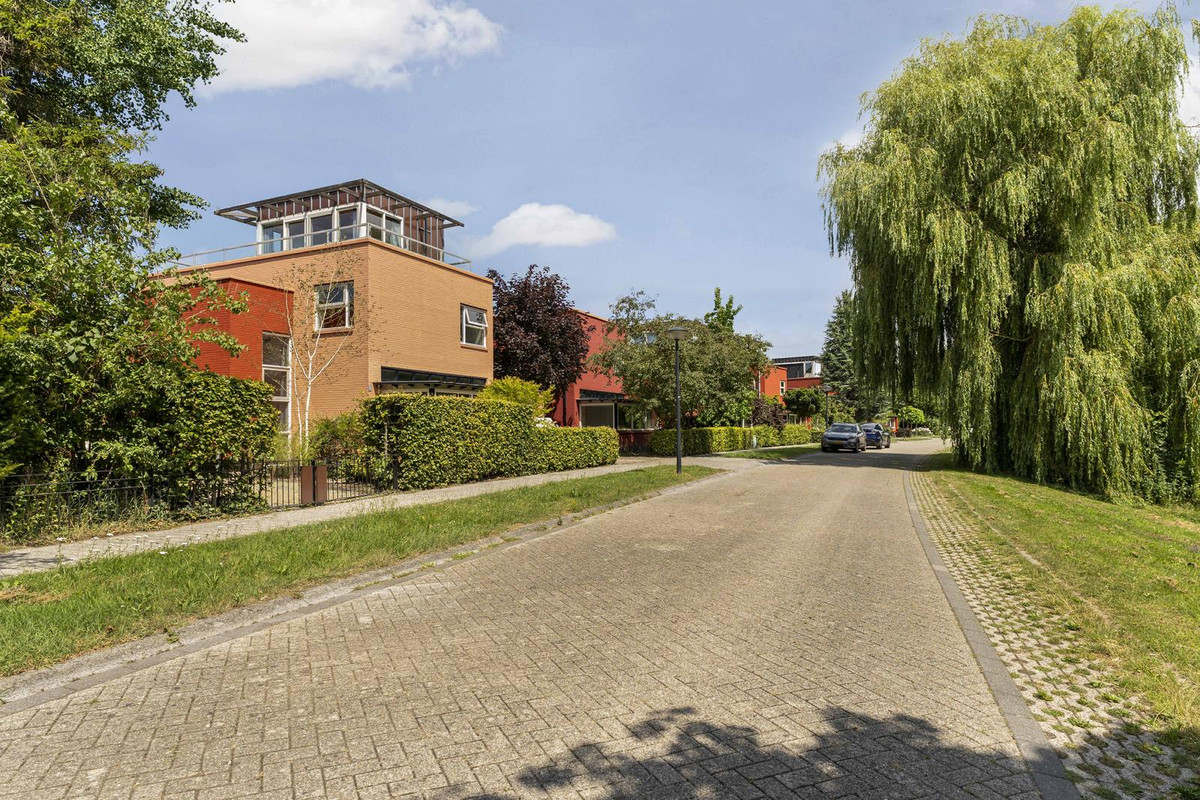 Twee-onder-één-kap te koop: Robijnplantsoen 1, Almere