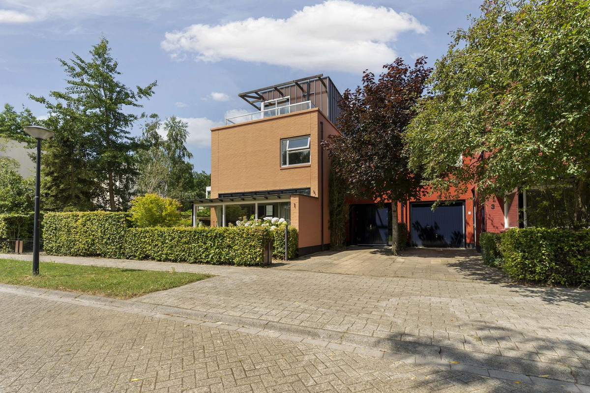 Twee-onder-één-kap te koop: Robijnplantsoen 1, Almere