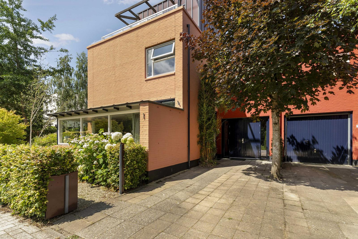 Twee-onder-één-kap te koop: Robijnplantsoen 1, Almere