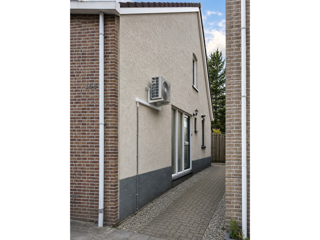 Twee-onder-één-kap te koop: Schipholtstraat 166, Enschede