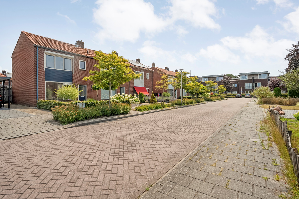 Hoekwoning te koop: Burg.Van Höevellstraat 12, Nieuwleusen
