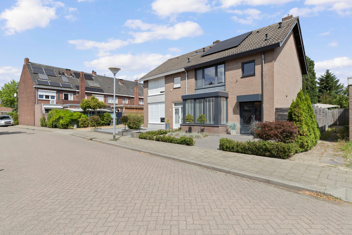 Twee-onder-één-kap te koop: Van Hushovenstraat 3, Venlo