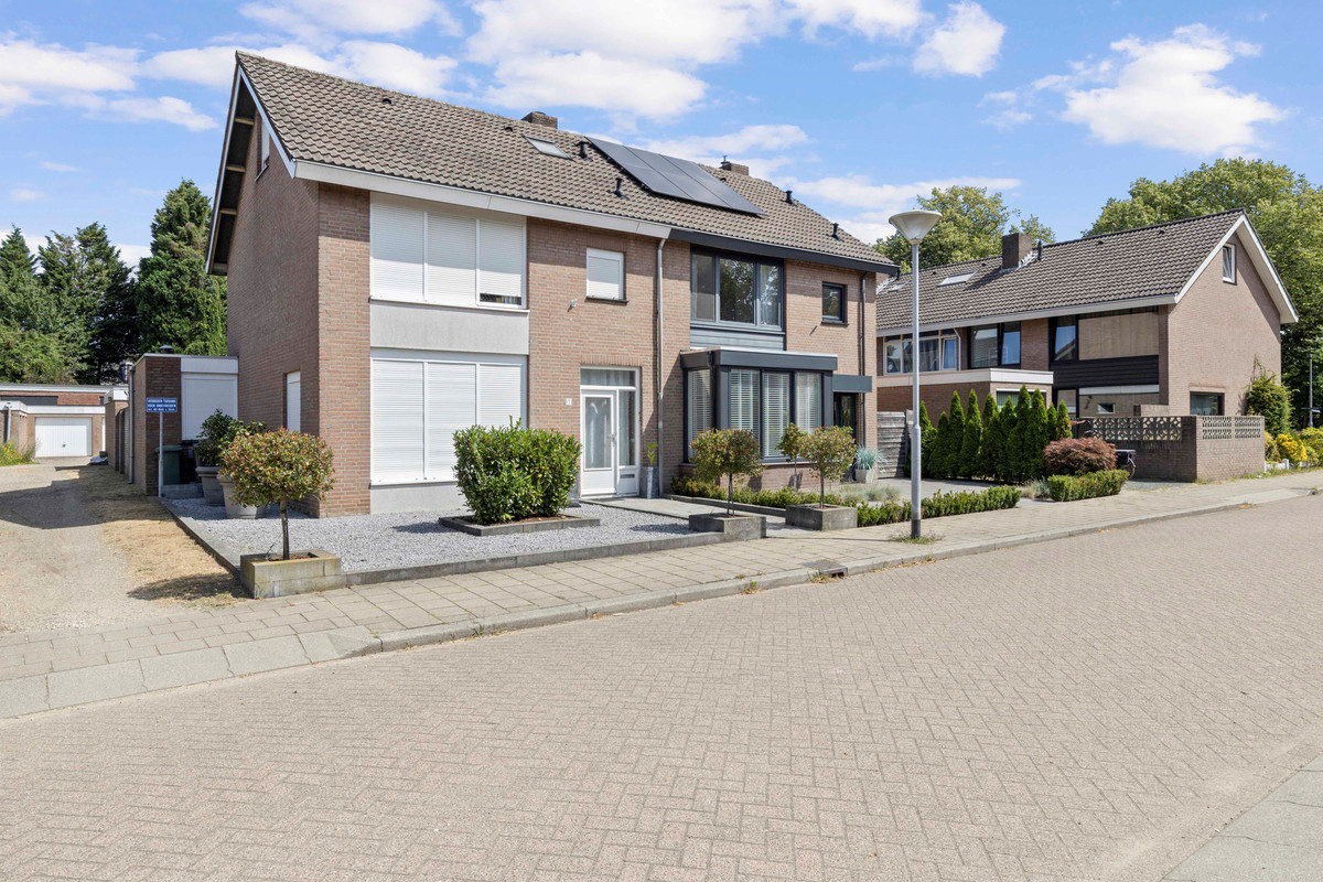 Twee-onder-één-kap te koop: Van Hushovenstraat 3, Venlo