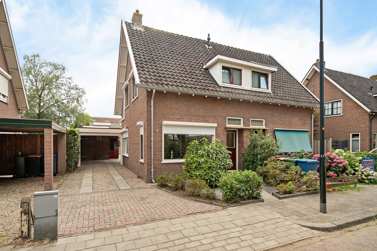 Twee-onder-één-kap te koop: Jan Van Goyenlaan 8, Apeldoorn