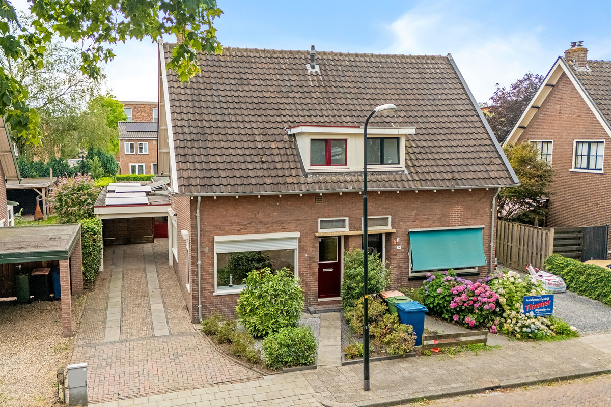 Twee-onder-één-kap te koop: Jan Van Goyenlaan 8, Apeldoorn