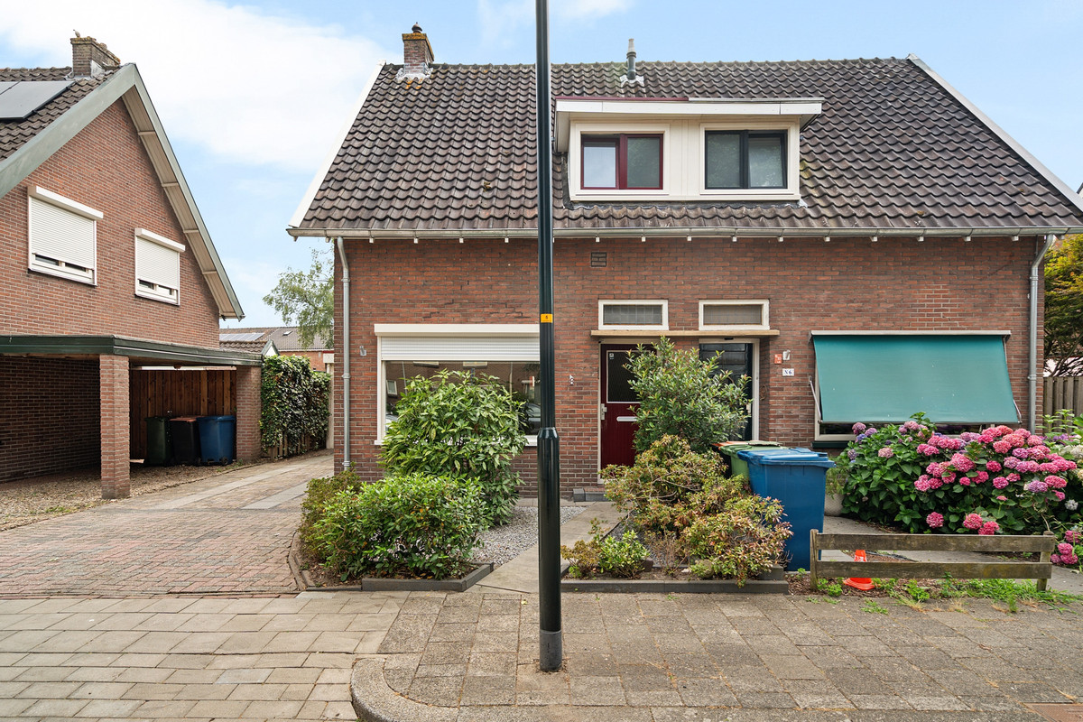 Twee-onder-één-kap te koop: Jan Van Goyenlaan 8, Apeldoorn