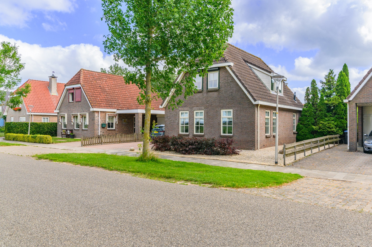 Vrijstaande woning te koop: Burgemeester van der Veenweg 18, Ossenzijl