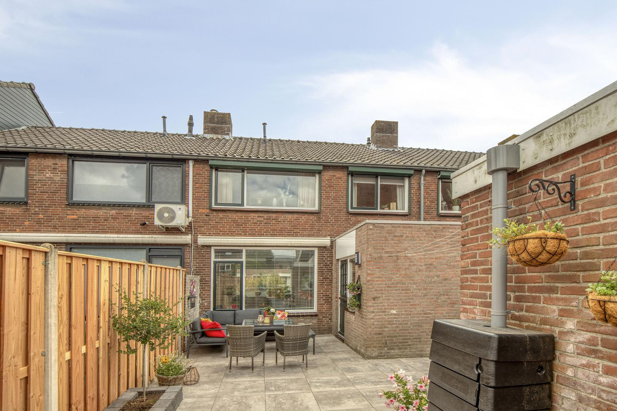 Tussenwoning te koop: Tulpenstraat 3, Rozenburg