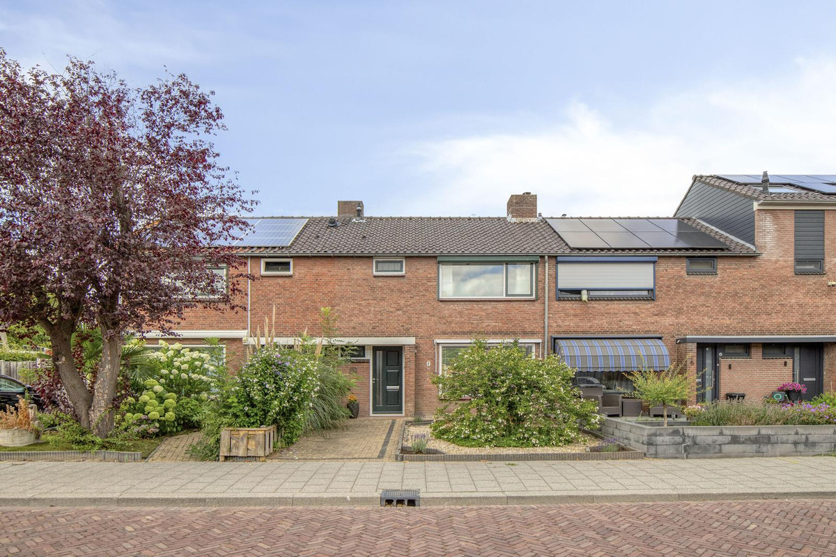 Tussenwoning te koop: Tulpenstraat 3, Rozenburg