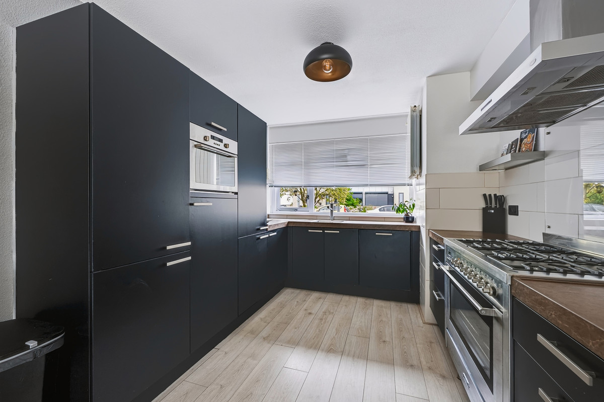 Tussenwoning te koop: Reinier Kloegstraat 105, Hoogvliet Rotterdam