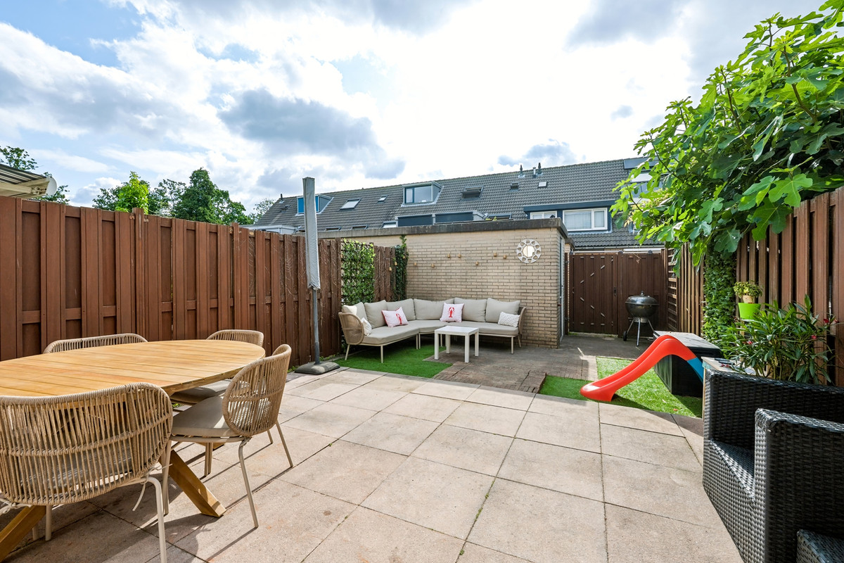 Tussenwoning te koop: Reinier Kloegstraat 105, Hoogvliet Rotterdam