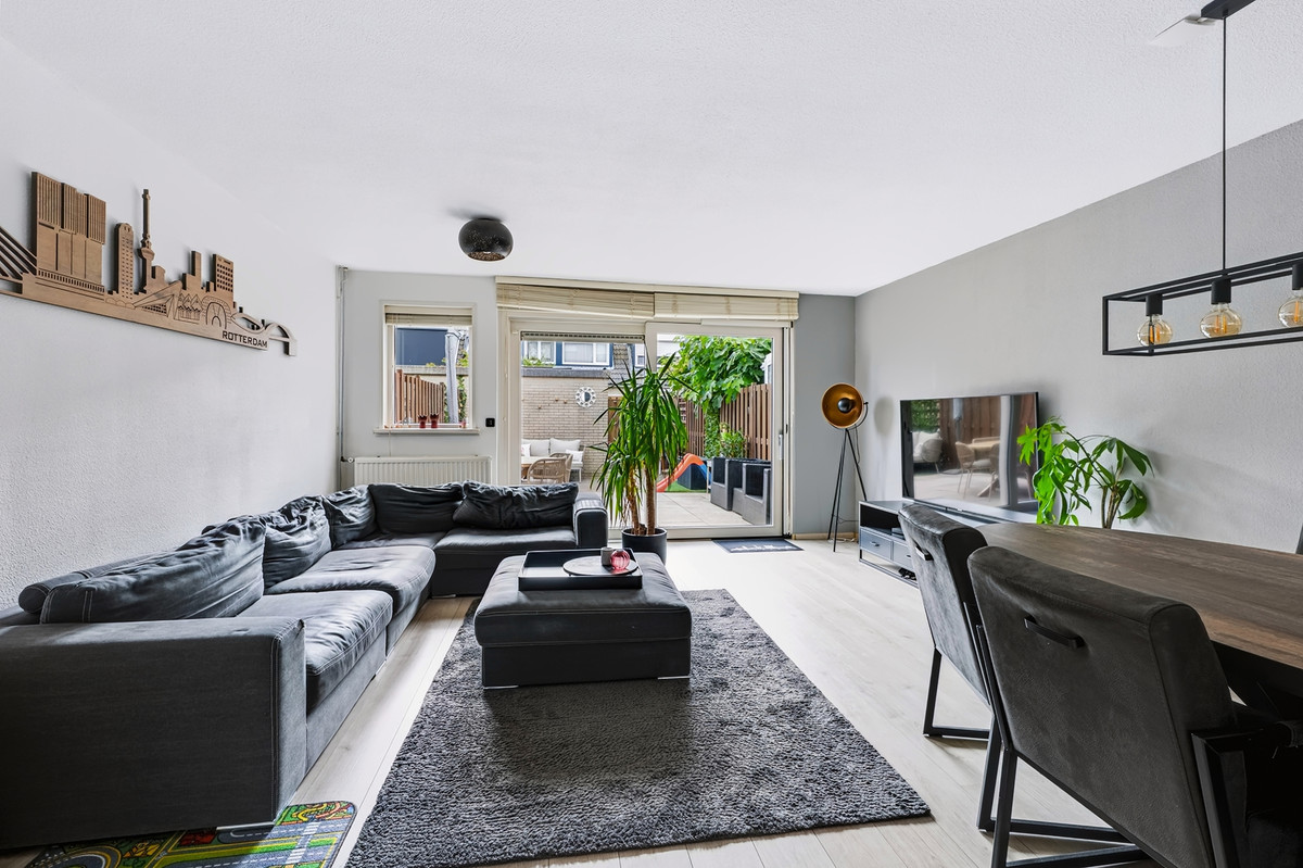 Tussenwoning te koop: Reinier Kloegstraat 105, Hoogvliet Rotterdam