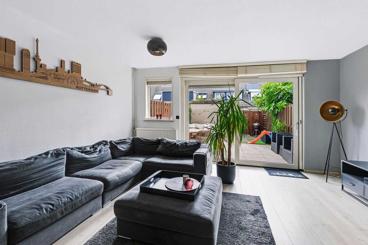 Tussenwoning te koop: Reinier Kloegstraat 105, Hoogvliet Rotterdam