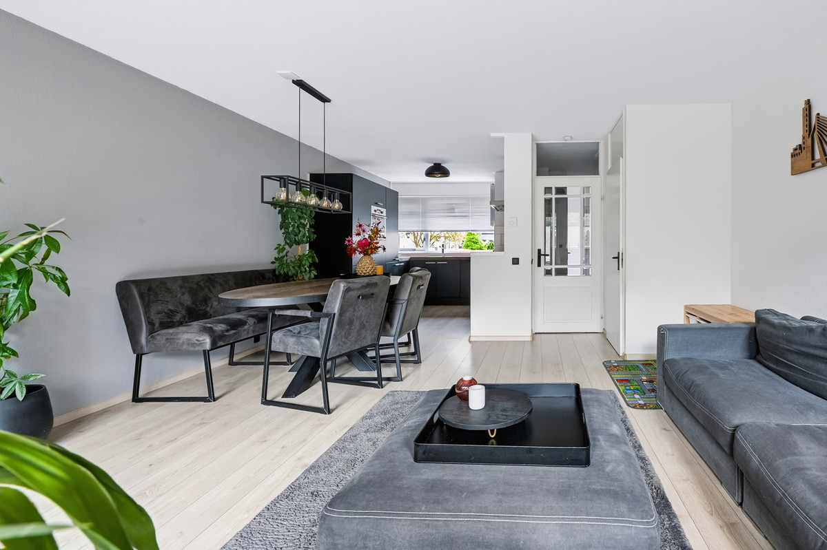 Tussenwoning te koop: Reinier Kloegstraat 105, Hoogvliet Rotterdam