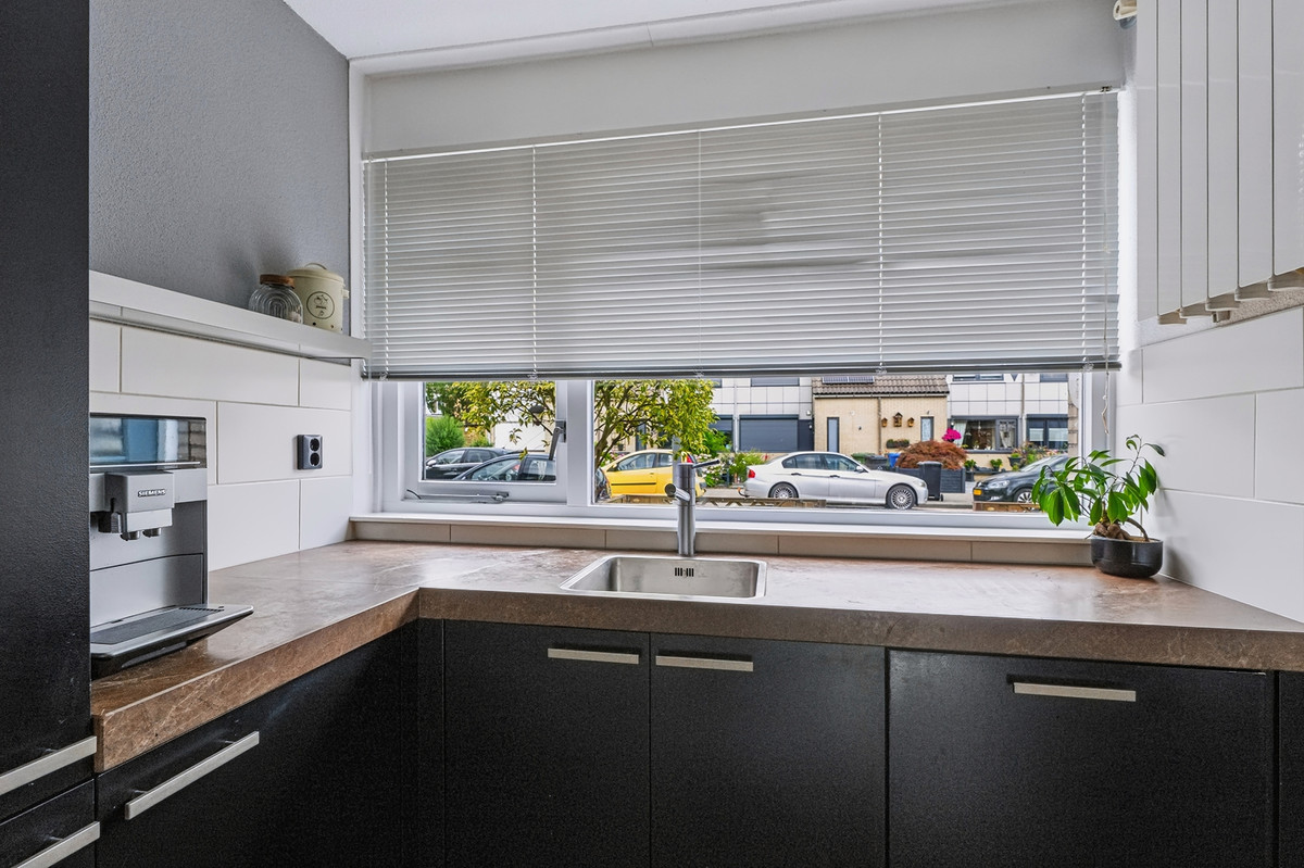 Tussenwoning te koop: Reinier Kloegstraat 105, Hoogvliet Rotterdam