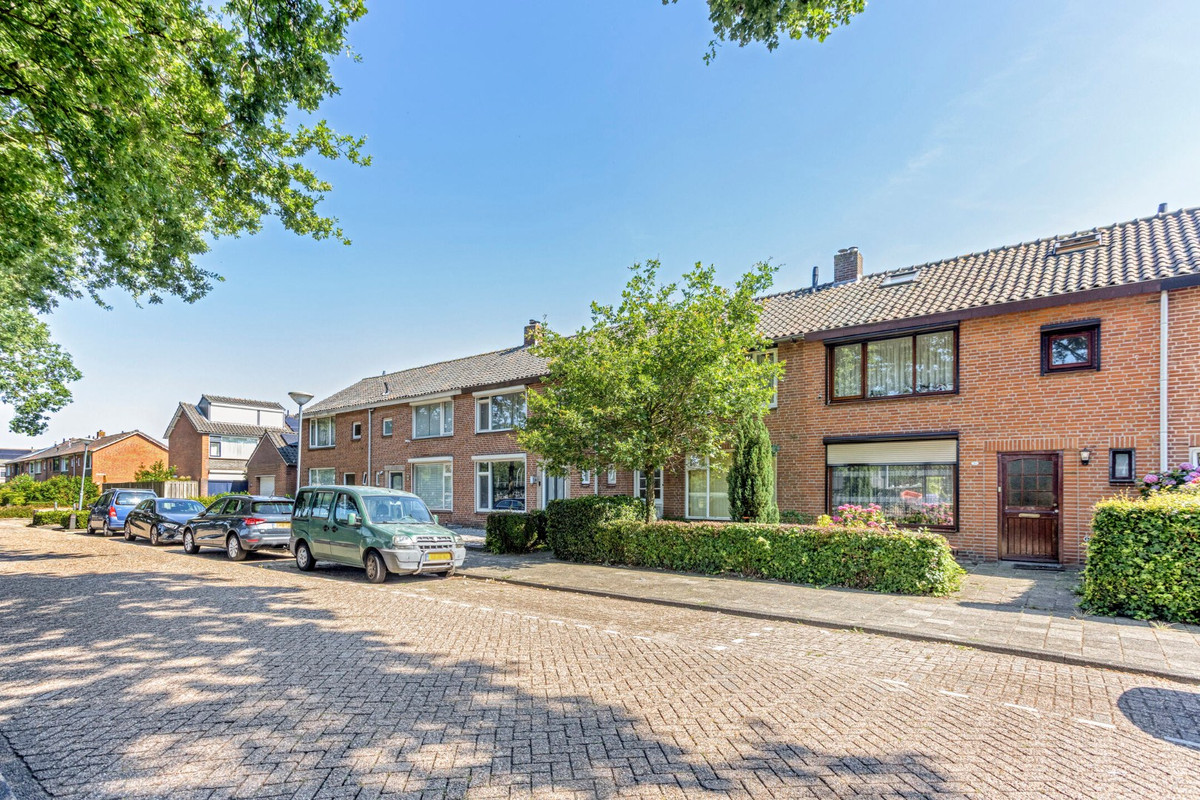 Tussenwoning te koop: De Coubertinlaan 51, Waalwijk
