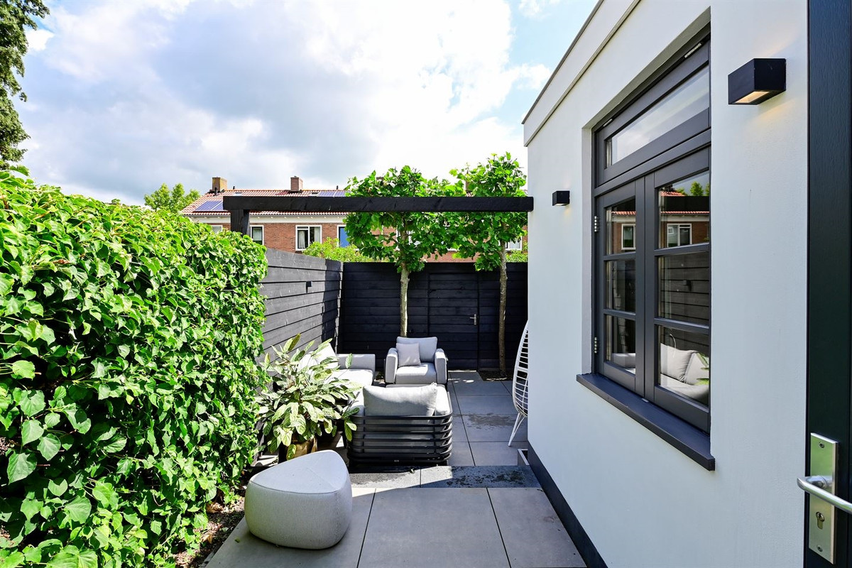 Tussenwoning te koop: Julianaplein 12, Hoorn