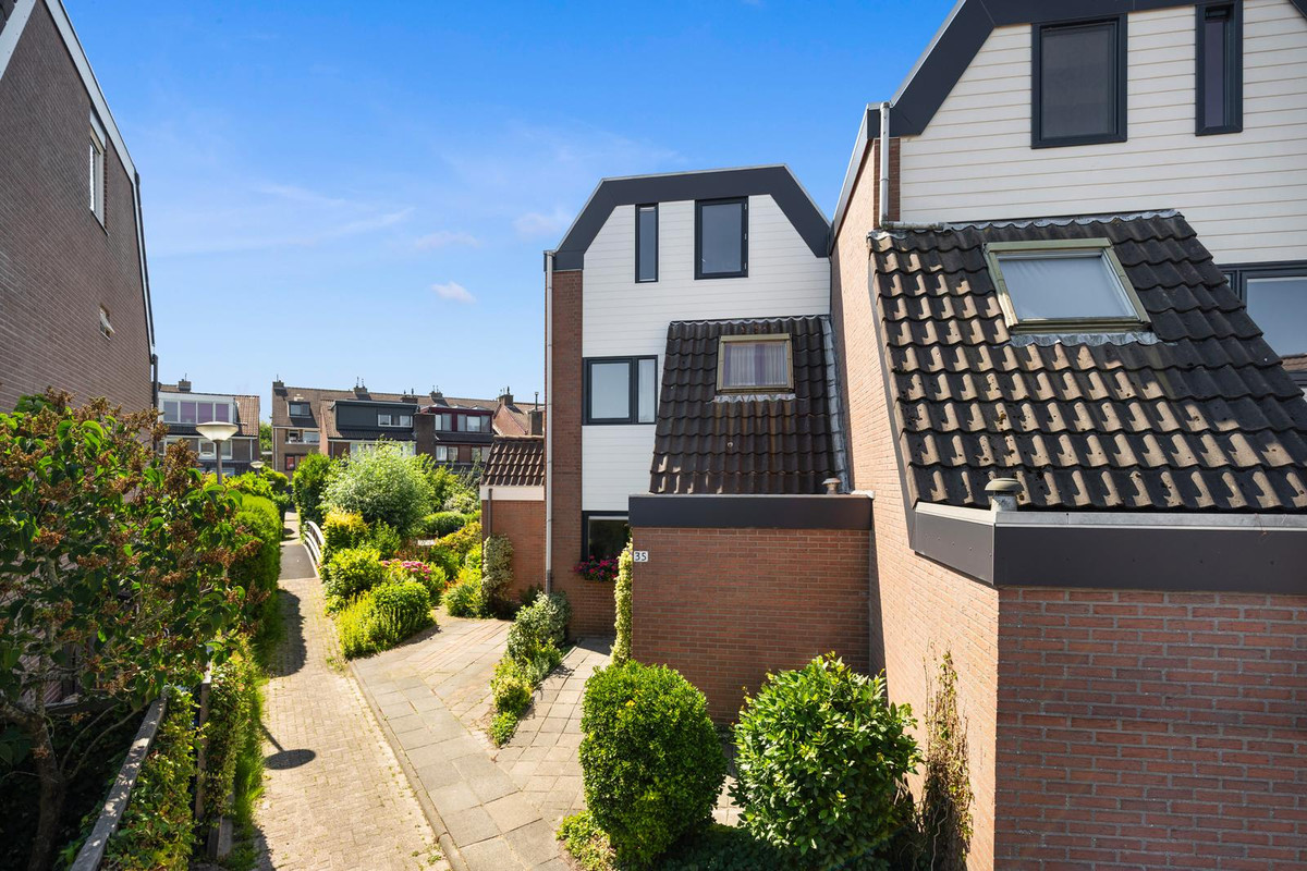 Hoekwoning te koop: Jan van Riebeecklaan 35, Gouda